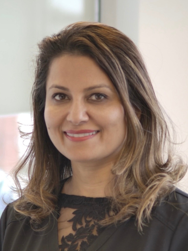 Dr. Aisha – Experienced Cosmetic Dentist with 20+ years in Manchester. Specialist in Invisalign, Composite Bonding & Veneers, dedicated to crafting confident, radiant smiles.